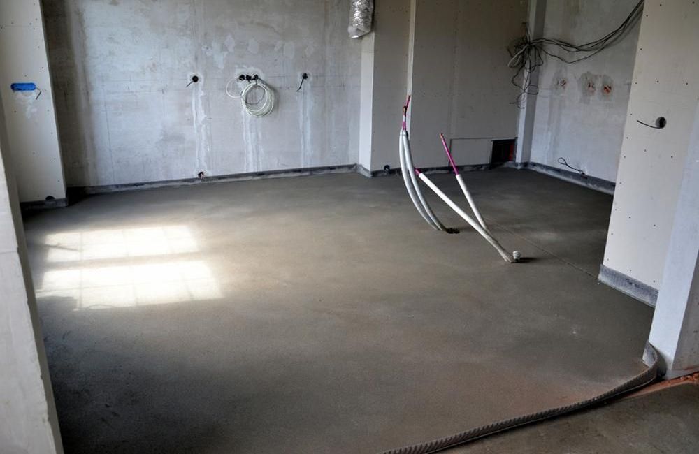 Механизированная полусухая стяжка — это высококачественное и быстрое решение для укладки полов, обеспечивающее долговечность и пр<em>очность.</em> Идеально подходит для квартир, коммерческих помещений и при ремонте, гарантируя отличные результаты и минимизацию рисков.» title=»В чём преимущества механизированной полусухой стяжки?» style=»display:block; margin:0 auto;»/><figcaption style=